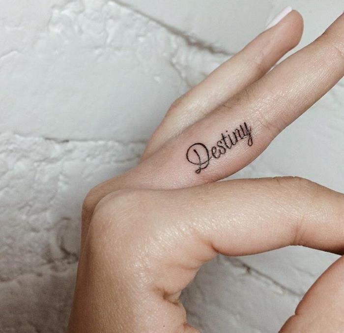 få inspirerande ordtatuering, subtil och elegant fingertatuering