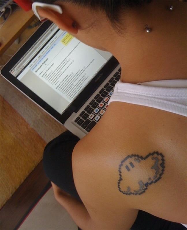 Malé tetovanie na pleci pre ženy Jednoduché nápady Kreslenie tetovania Oblačné pixely Pokemon Tamagochi