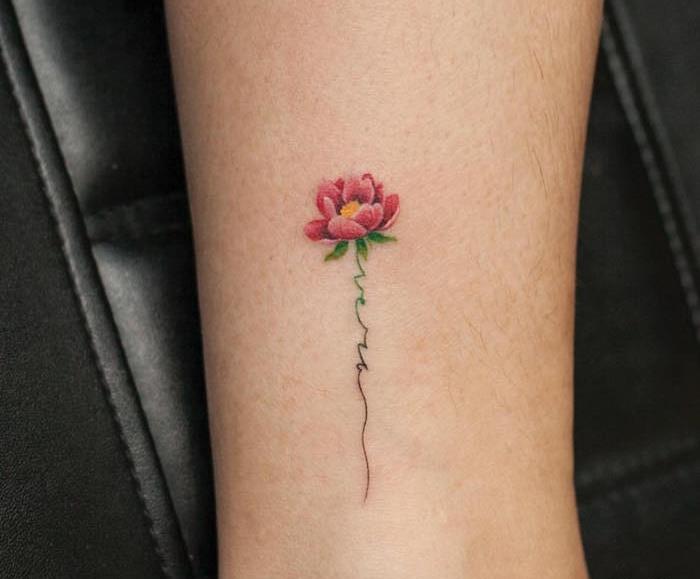 vallmo tatoo färg blommor tatuering på fotleden, akvarell minimalistisk vallmo idé