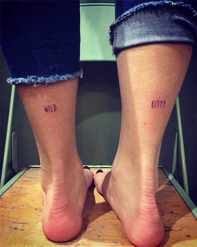 malé tetovanie lýtka žena diskrétne tetovanie nohy písanie slova