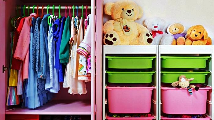 malá skrinka s tyčou a úložnými zásobníkmi na detské hračky, úložný kôš, ktorý je možné vložiť do skrinky, aby poskytol ďalší úložný priestor