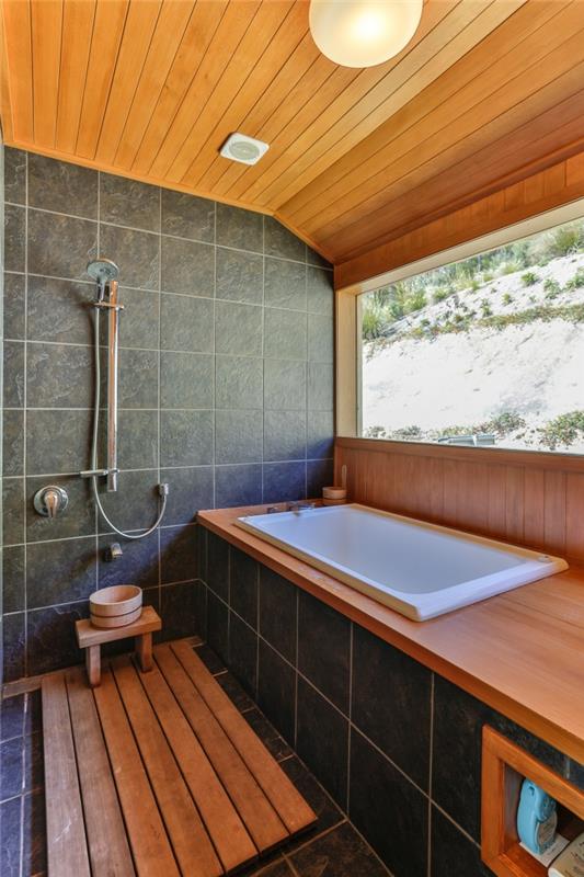 drevený a sivý dizajn kúpeľne, usporiadanie kúpeľne s malou vaňou a sprchovacím kútom, model drevenej kúpeľňovej podložky