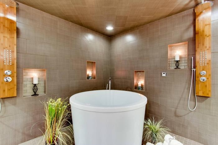 Zenová kúpeľňa zariadená v neutrálnych farbách s akcentmi dreva, usporiadanie kúpeľne s malou bielou vaňou
