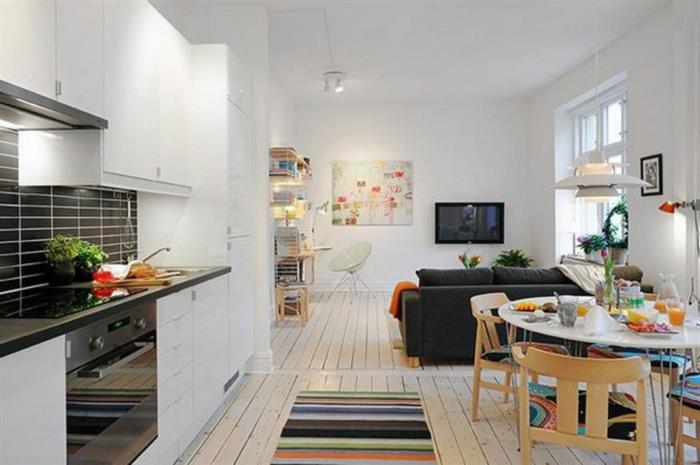 مطبخ وغرفة طعام وغرفة معيشة ومطبخ استوديو أبيض وأسود وأرضية خشبية ورف جداري