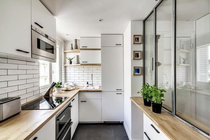 malá škandinávska kuchyňa, sklenená priečka na polovičnej stene, biele spotrebiče