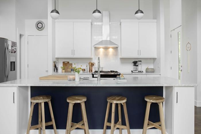 lacná vybavená kuchyňa, biela a modrá kuchyňa, závesné žiarovky, drevené stoličky