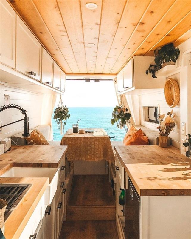 مطبخ صغير متوازي أثاث خشبي أبيض مرتفع يغطي أرضيات الباركيه وتحول شاحنة إلى عربة نقل بنفسك