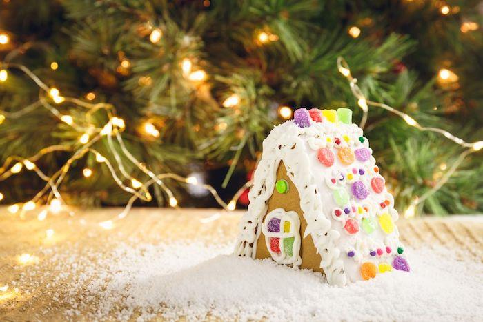 Alpintak med pepparkakväggar och dekoration av sockrade mandlar och gummier, liten julkaka