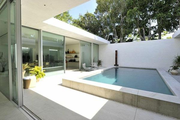 litet-över-mark-pool-spektakulärt-vitt-hus