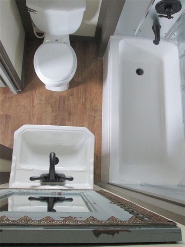 malá kúpeľňa s vaňoub nápad na miniatúrne mikrooriginálne usporiadanie 2m2 4m2
