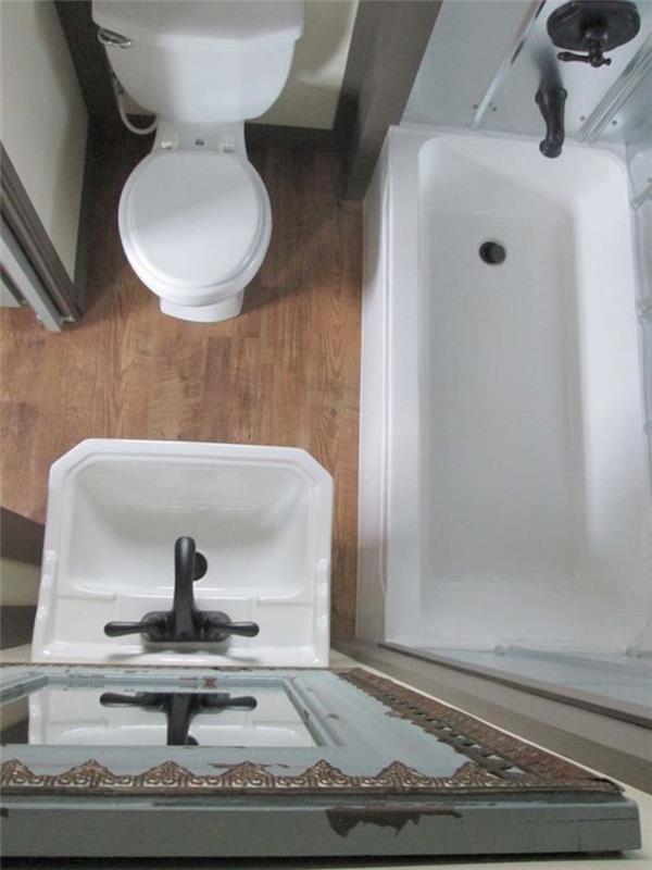 litet badrum med badkar mini mikro renovering layout idé 2m2 4m2