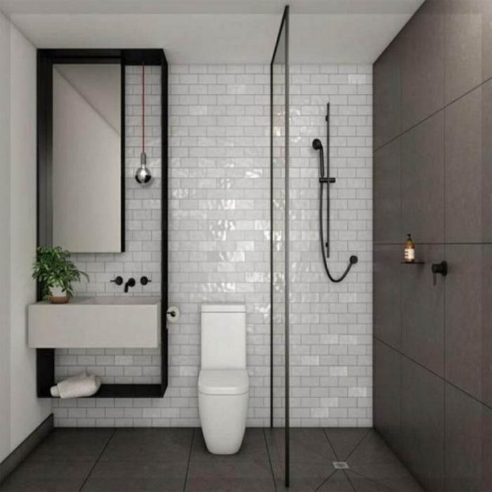 sivá a biela dizajnová kúpeľňa s obkladmi a podlahovou sprchou s oddeľovačom