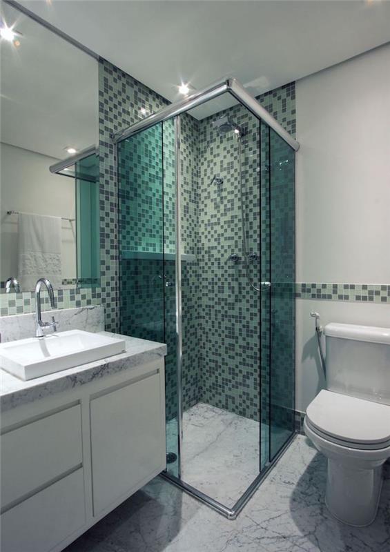 nápad na malú výzdobu kúpeľne s mozaikou na stene talianskej sprchy v rohu