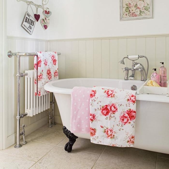 biela vaňa s čiernymi nohami, kvetinové textílie, ružový uterák, vintage faucet, obloženie steny, radiátor s držiakom na uteráky, maľba ružovým kvetom, ošumělý dekor priestoru