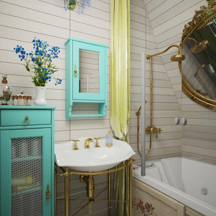 ozdobte malú retro kúpeľňu, vstavanú vaňu, skriňu s tyrkysovým zrkadlom, bielu retro vázu s modrými kvetmi, tyrkysovú skrinku, umývadlo s vodovodnými batériami a zlatou inštalatérskou inštaláciou