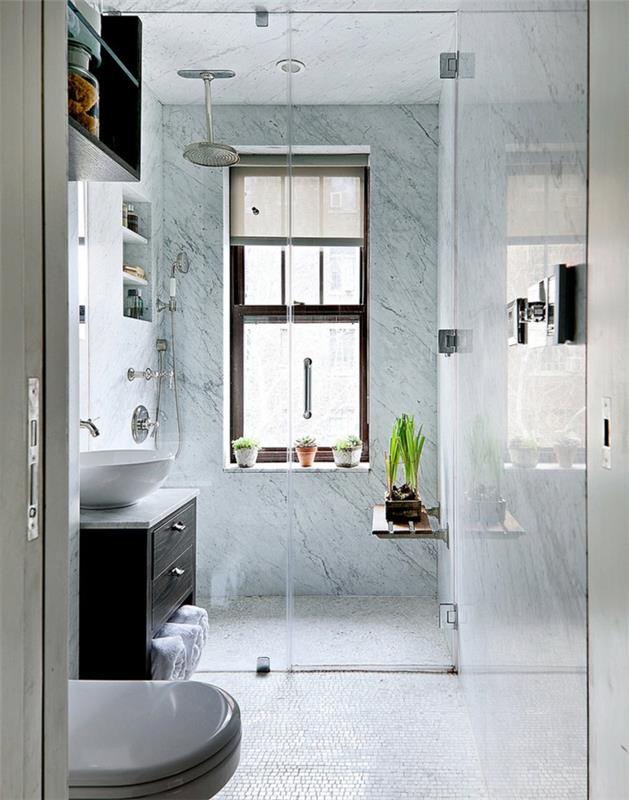 kúpeľňa s bielou dlažbou a sprchovacím kútom v talianskom štýle na poschodí