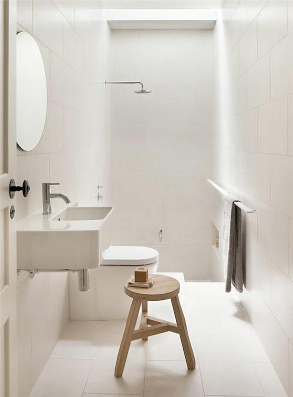 úplne biela kúpeľňa zrekonštruovaná so sprchovacím kútom s otvoreným dnom a obdĺžnikovým nástenným umývadlom
