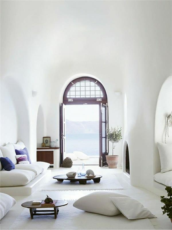 malý-drevený-konferenčný stolík-biele-steny-okno-veľký-moderný-obývacia izba-nábytok-biele vankúše