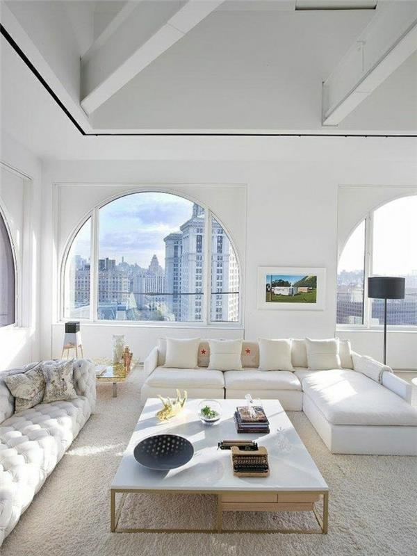 malý-konferenčný stolík v bielom mramorovom obývacej izbe-béžový koberec-krásny-výhľad-biela pohovka