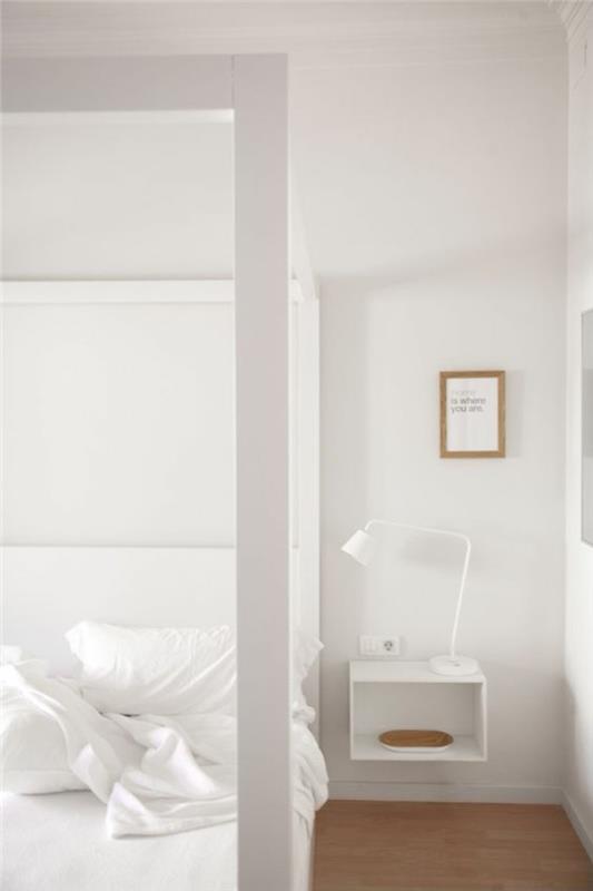 litet sidobord-design-vägg-i-vitt-trä-ljust-trä-golv-vita-väggar