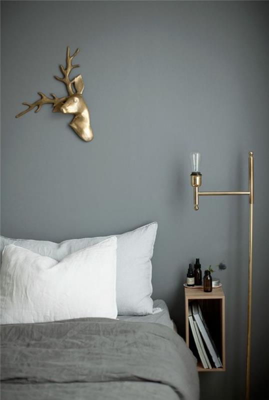 litet sidobord-i-ljus-trä-grå-väggar-häckande-soffbord-grå-sovrum