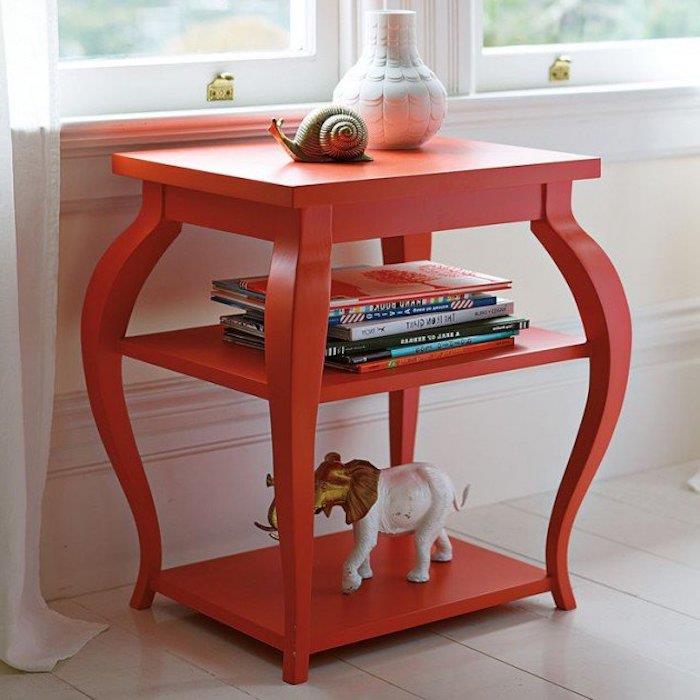 príklad odkladacieho stolíka prekresleného na červenú, úpravy starého nábytku, stohu kníh, dekoratívnych doplnkov