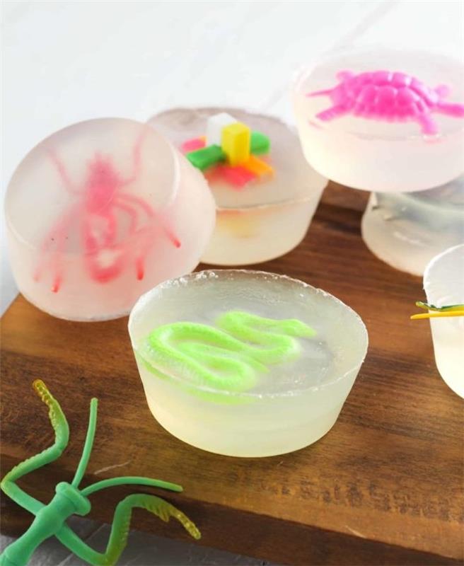 transparentné glycerínové kutilské mydlo s plastovými figúrkami zvierat vo vnútri