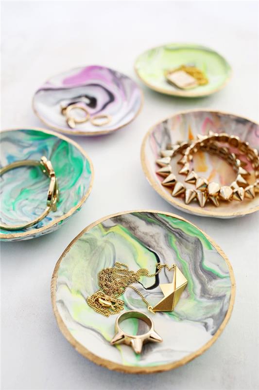 nápad, ako vyrobiť DIY držiak na šperky, viacfarebnú tvorbu z fimo hliny, úschovňu šperkov pre manuálnu činnosť