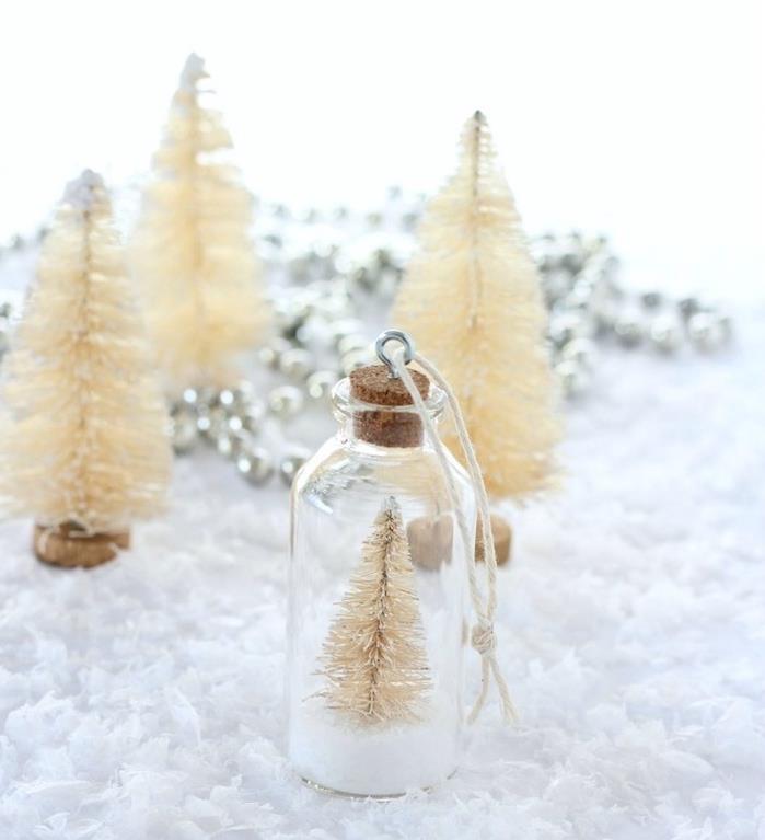 Výroba vianočnej gule v malej priehľadnej liekovke s umelým snehom a miniatúrnou figúrkou vianočného stromčeka v zlatej farbe