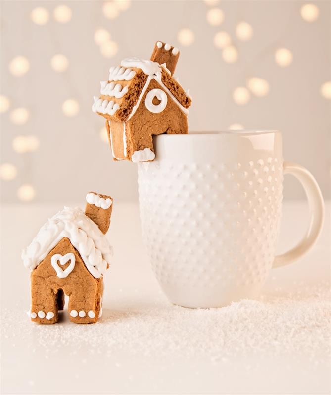 kopp dekorerad med en liten ingefära hus julkaka som ska tas med en kopp varm choklad