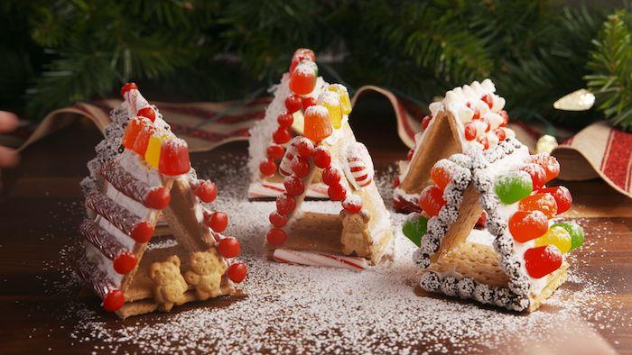 enkel kex med pepparkakssmak med dekoration av färgade godisar, sockrade mandlar och andra delikatesser för att göra enkla hemlagade pepparkakor