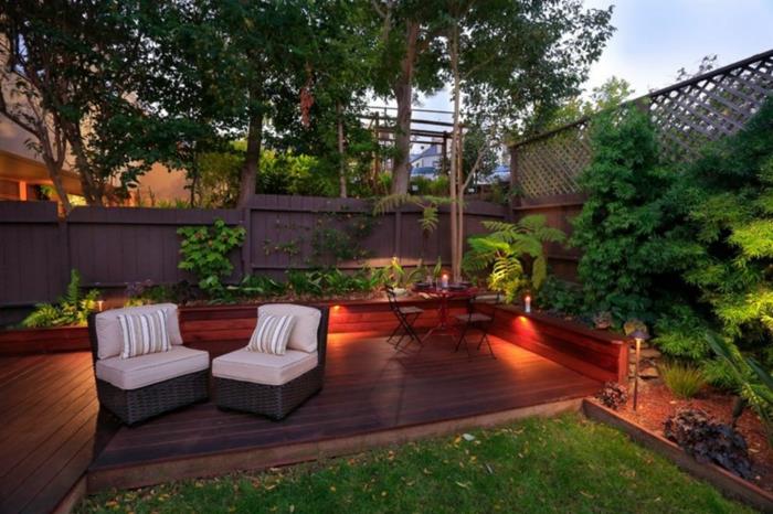 حديقة الشرفة الخشبية ، العشب الأخضر ، الكراسي بذراعين لتراس الحديقة ، والتي تختار أثاث الحدائق