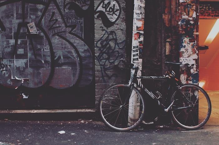 Lås skärm iphone tapet lås bild för att ladda ner cykel på väggen bakgrund med graffiti