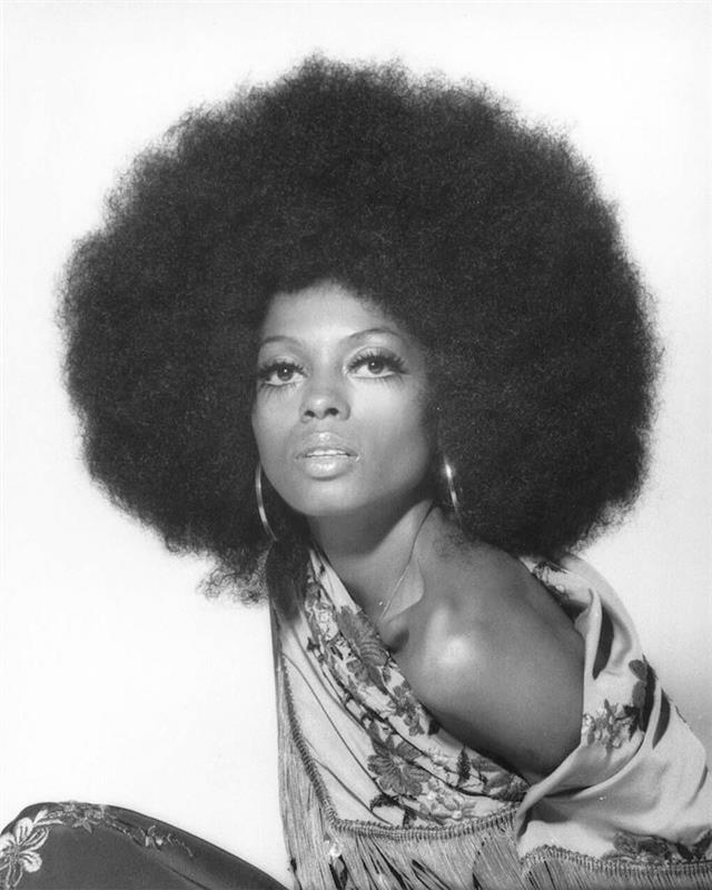 fotka afro strih žena štýl 70. rokov funky klbko vlasov natty