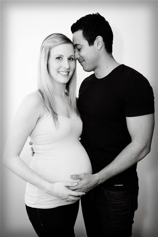 Fotky z tehotenstva tehotná žena pár čiernobielych fotografií