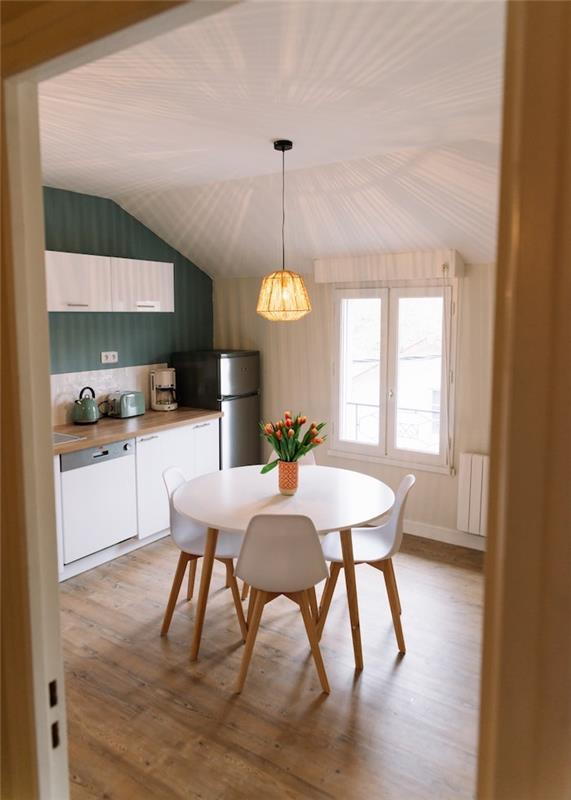 Okrúhly jedálenský stôl, biele stoličky, zelená stena, kuchynský trend 2020, farba do jedálne, ktorá dodáva kuchyni