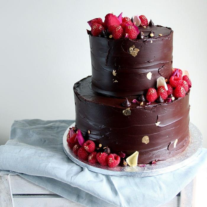krásny dezert k narodeninám pre dospelých, fotografia narodeninovej torty, jahôd a červených ruží