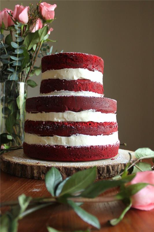 červená zamatová torta na drevenom poli, vanilkový krém, rustikálne ruže, narodeninová torta