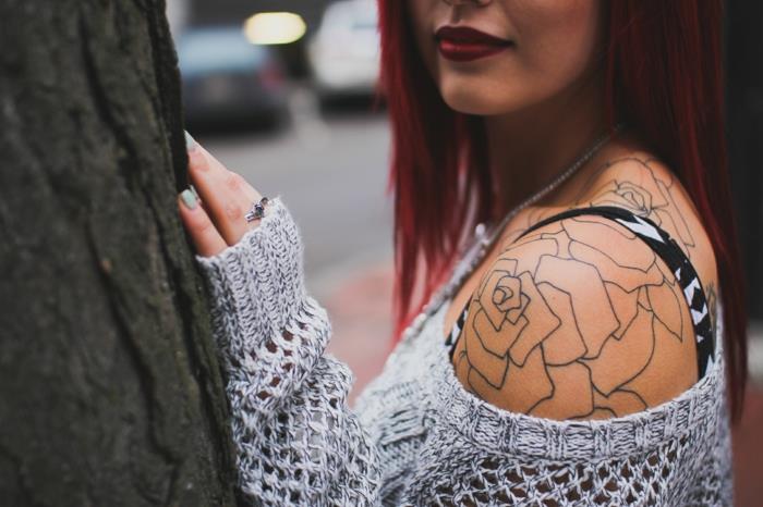 Tetovanie pre ženy, tetovanie pre ženy, kvetina na ramene