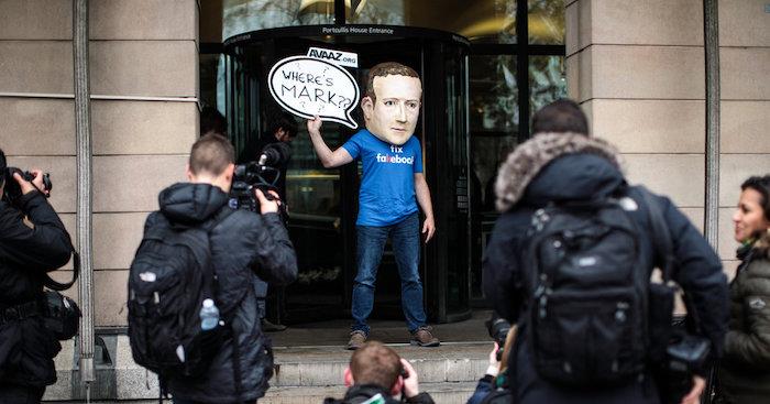 fotografia Mark Zuckerberg karikoval jeho neprítomnosť, aby vypovedal, a obvinil ho z digitálneho gangstra britský výbor zodpovedný za správu na Facebooku