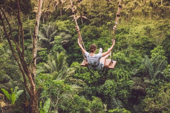 zenová tapeta, zábavná voľnočasová fotografia s hojdačkou nad stromami na Bali, fotografia prírody