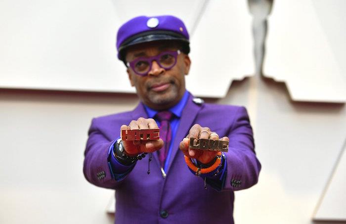 foto av Spike Lee på Oscarsgalan med sin lila kostym till hyllning till Prince och vars tal kommenterades av Donald Trump på Tweeter