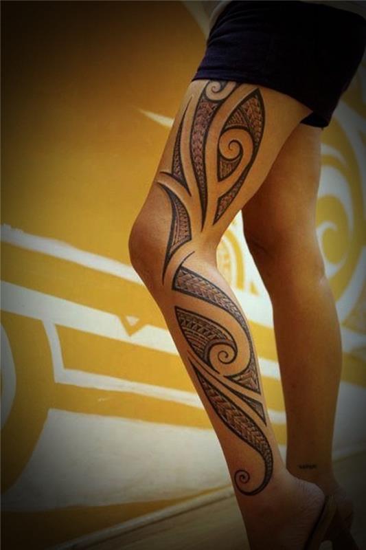 Maorské tetovanie na celú nohu