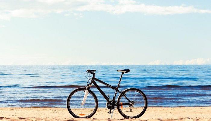 foto av mountainbike på stranden för sportiga och avkopplande semester med daglig lätt fysisk aktivitet