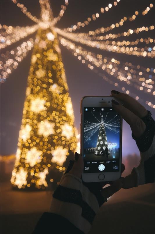 Julgransbild för smartphone tapet på jul tema, iphone tapet med foto av ljusa träd