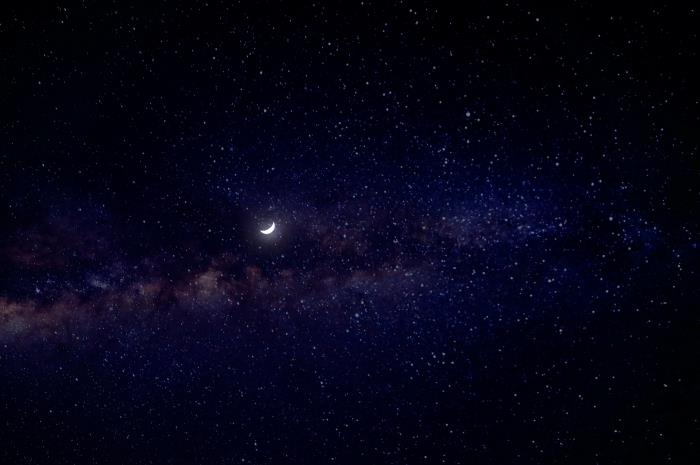 خلفية مظلمة جدا للكمبيوتر ، فكرة خلفية للكمبيوتر مع المناظر الطبيعية الليلية ، صورة القمر والنجوم للكمبيوتر