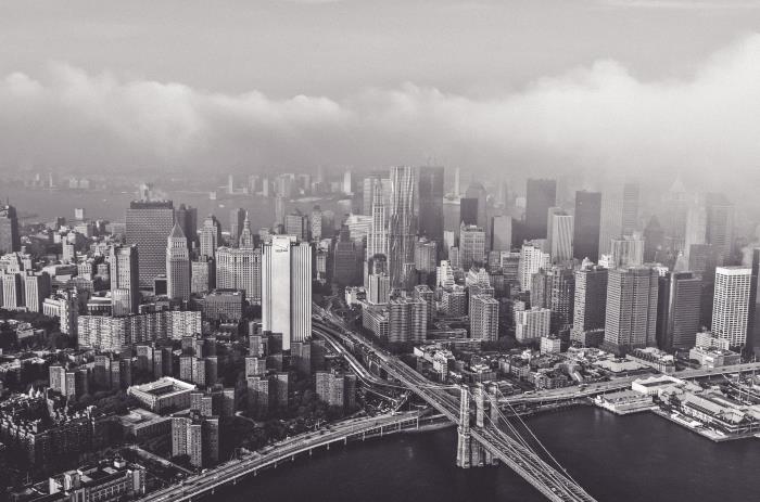 en panoramautsikt över new york under dimman, svartvitt fotografi, monokrom new york stadsbild från himlen