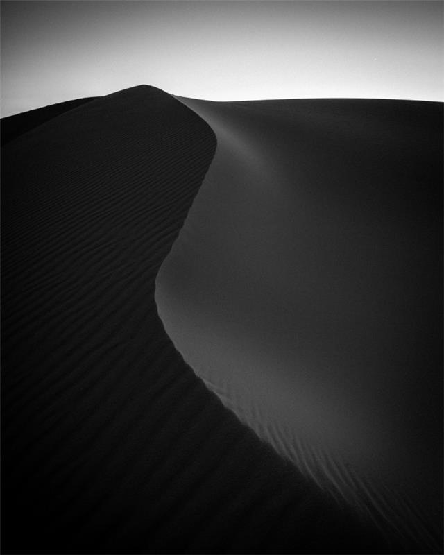 vacker svartvit bild av en imponerande grafik som representerar sanddynernas enorma storlek