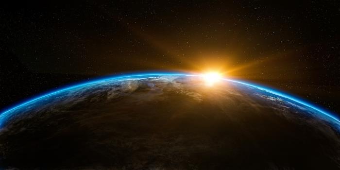 صورة خلفية داكنة مع الشمس والأرض ، وتصوير الأرض من الفضاء ، وفكرة خلفية الكمبيوتر الأصلي