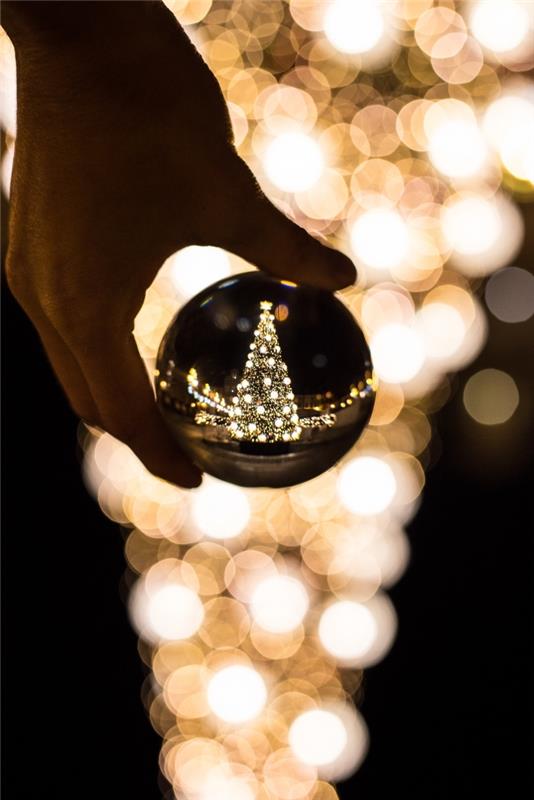 exempel hur man tar ett makro natt foto, jätte julgran dekoration idé med ljusa kransar och gyllene bollar